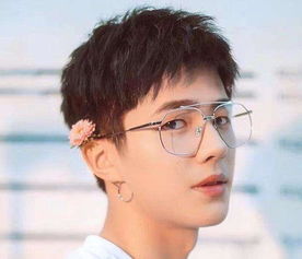 眾男神戴眼鏡 肖戰變化大，他卻讓網友直呼'心動的感覺'